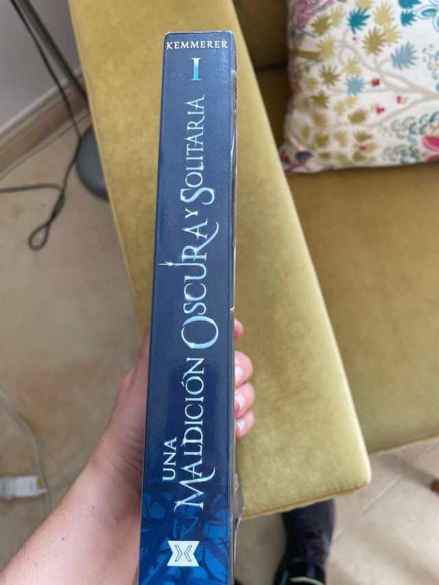 libro una maldicion oscura y solitaria