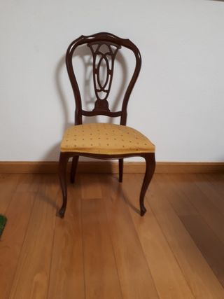 Mesa y sillas estilo clasico