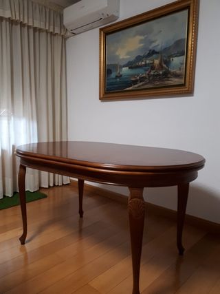 Mesa y sillas estilo clasico