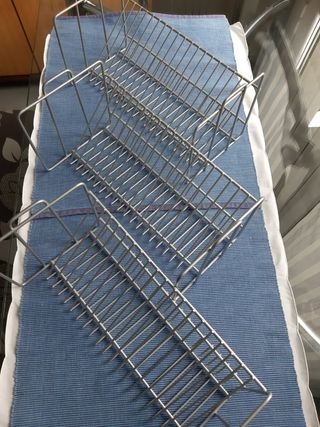 4  estantes  para CDs.