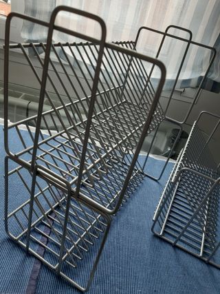 4  estantes  para CDs.