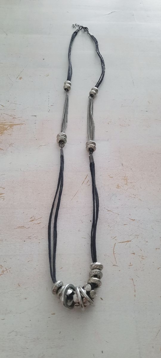 Collar de cuentas plateadas y cordón