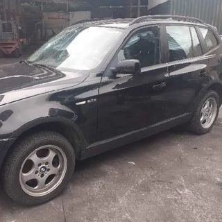 Cubre bandeja de maletero con malla separadora.