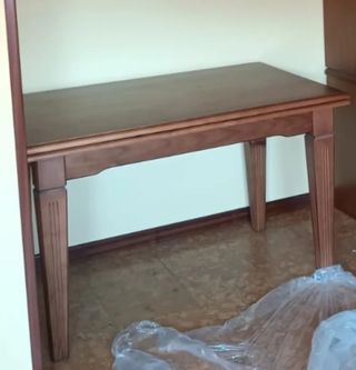 Mesa y sillas de salón de madera maciza