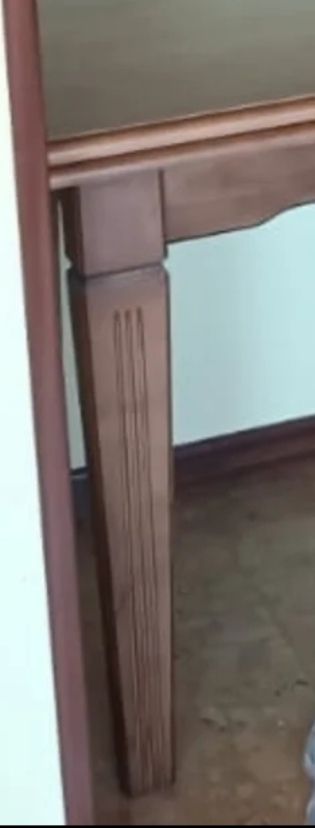 Mesa y sillas de salón de madera maciza