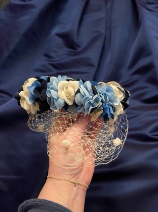 falda tipo carolina herrera y diadema