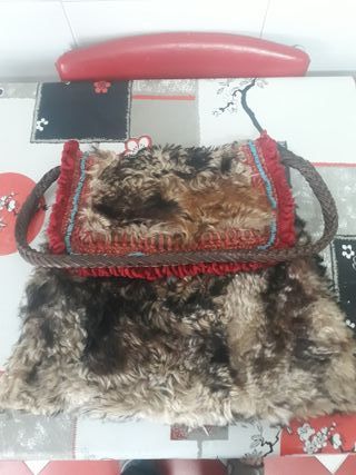 Bolsón/Zurrón artesano ibicenco de cuero con lana.