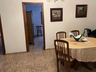 SE VENDE CASA CON COCHERA
