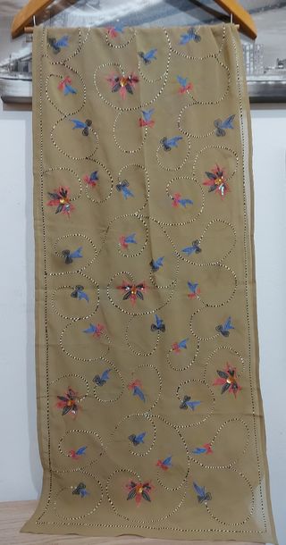 Sciarpa leggera ricamata 