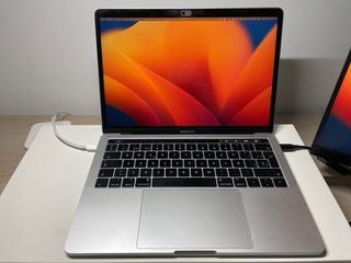 Macbook Pro 13” 2017 Touchbar - Sin batería. 