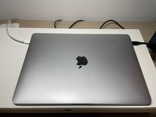 Macbook Pro 13” 2017 Touchbar - Sin batería. 