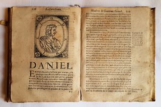 Libro antiguo La Corte Santa (1670) y marcapáginas