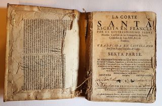 Libro antiguo La Corte Santa (1670) y marcapáginas