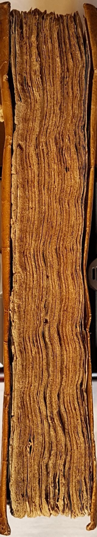 Libro antiguo La Corte Santa (1670) y marcapáginas