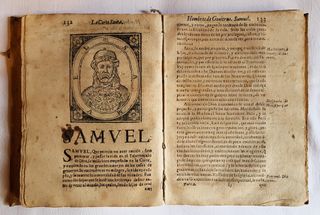 Libro antiguo La Corte Santa (1670) y marcapáginas