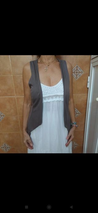 Vestidos  El chaleco del vestido blanco no está