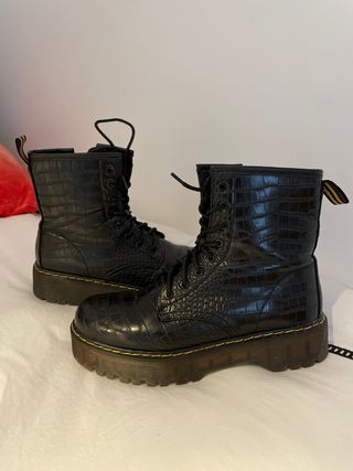 Martens negras con estampado de cocodrilo
