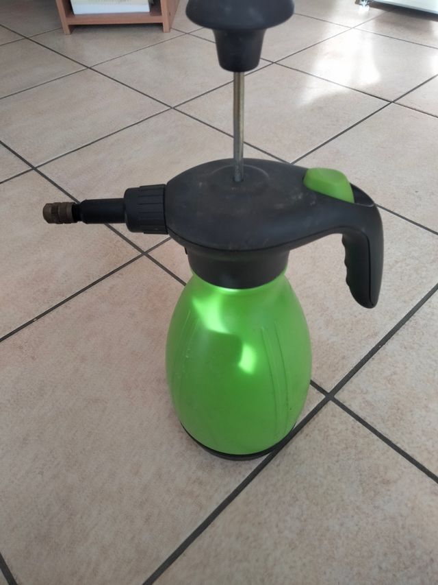 Erogatore spruzzatore acqua innafiatore