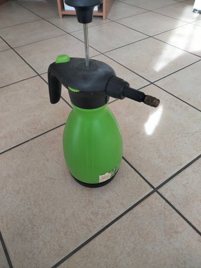 Erogatore spruzzatore acqua innafiatore