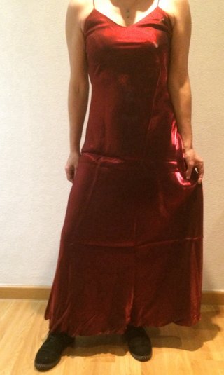 vestido rojo fuego + fular + flor