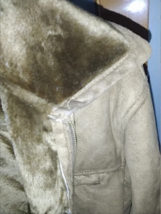 Cazadora marrón, abriga bastante