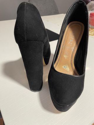 zapatos de tacones negro y dorado.