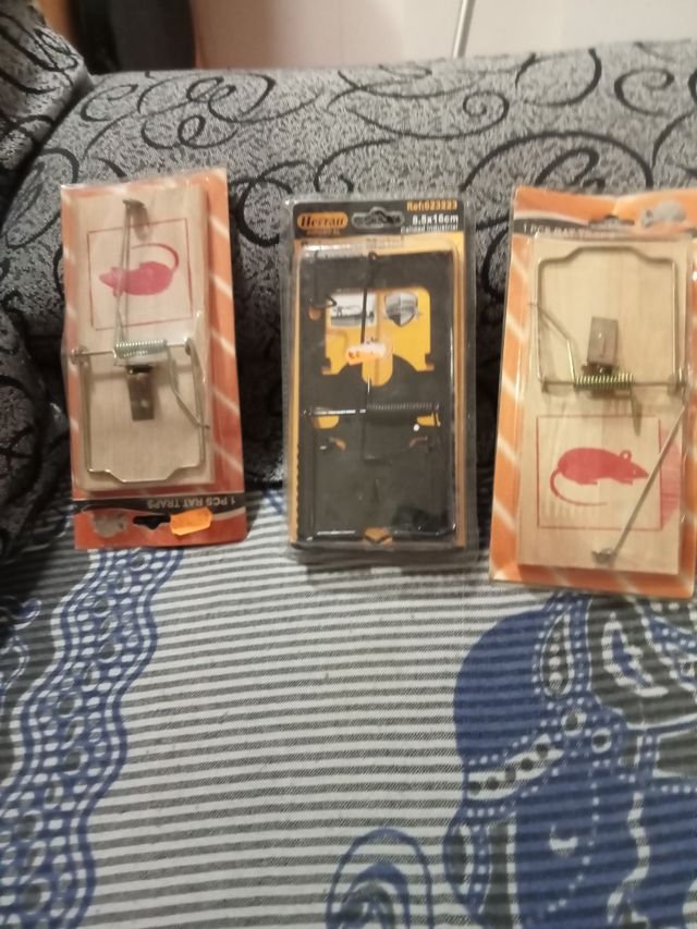 Ratoneras de metal y madera