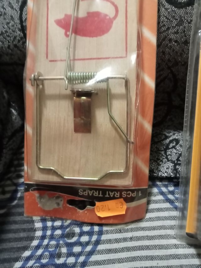 Ratoneras de metal y madera