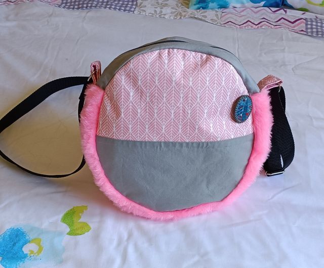 Bolso redondo pelo rosa