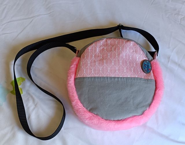 Bolso redondo pelo rosa