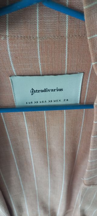 Blazer rosa y blanca de Stradivarius