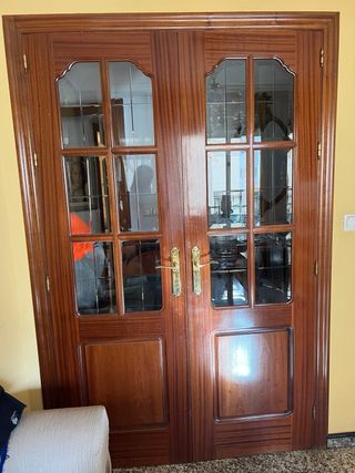 Puertas dobles de madera con cristal 