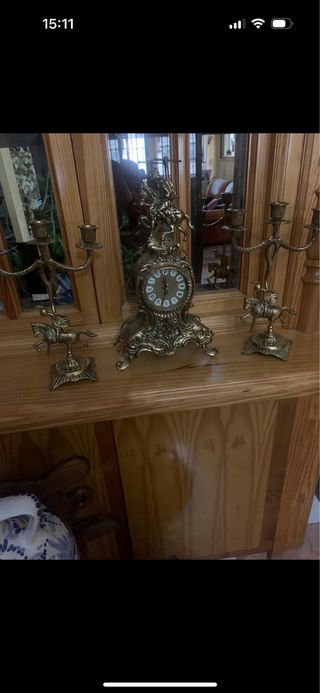 reloj y jarrones de bronce