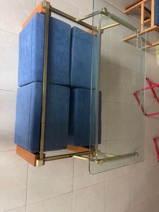 mesa centro de cristal elevable con cuatro puf 