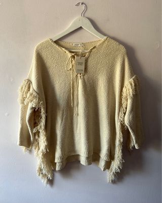 jersey poncho de color crudo con flecos de mango