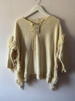 jersey poncho de color crudo con flecos de mango