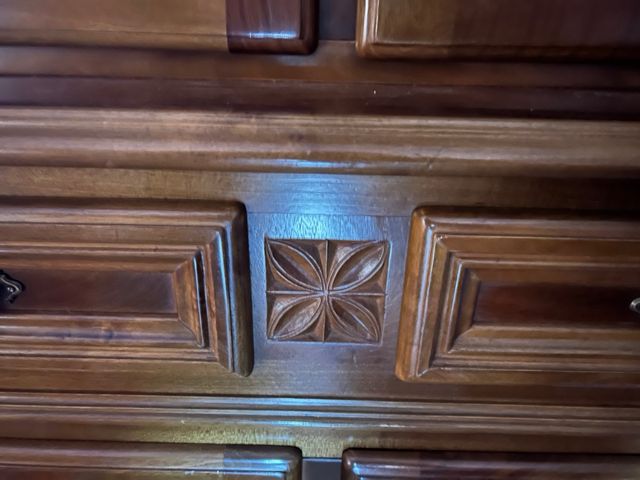 Mueble de comedor macizo de cerezo.