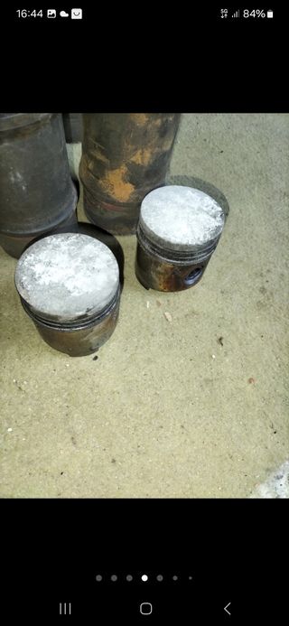 Se vende 4 pistones con 4 cilindros de renault 8