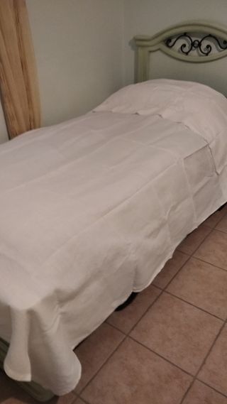 Coperta di lettino ricamata a mano