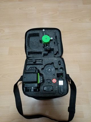 Láser con dos baterías y un cargador.