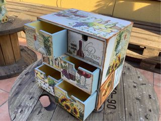 Cajonera decorada a mano con decoupage VINO