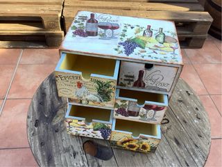 Cajonera decorada a mano con decoupage VINO