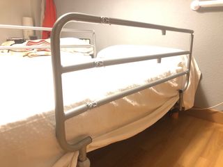 Barandillas abatibles laterales para cama.