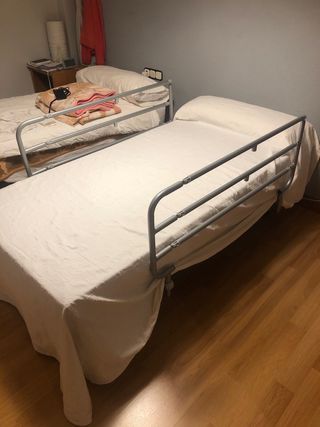 Barandillas abatibles laterales para cama.