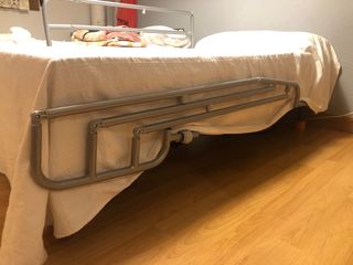 Barandillas abatibles laterales para cama.