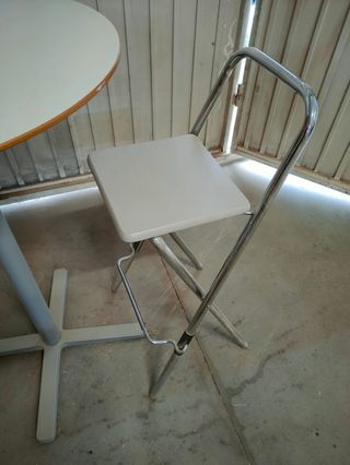 Mesa y silla alta