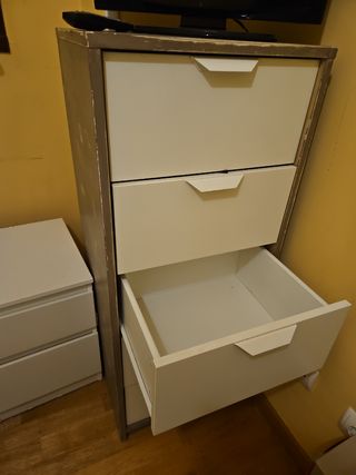 Cómoda blanca y beige