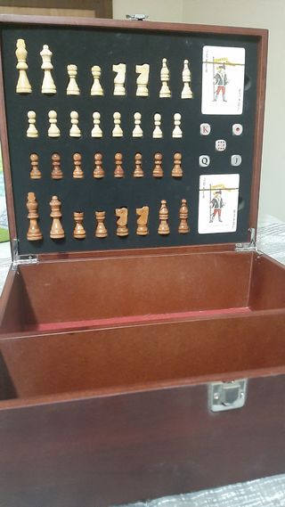 ajedrez de madera con 2 barajas de carta