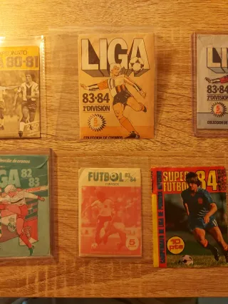 Sobres antiguos de cromos de fútbol .