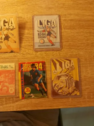 Sobres antiguos de cromos de fútbol .